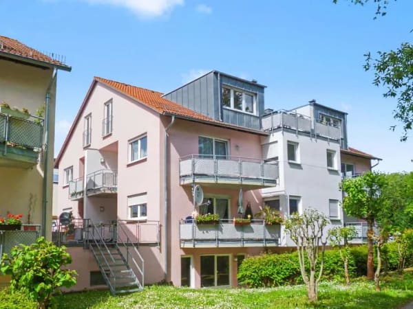 Immobilie in Herrenberg - Attraktive 2,5-Zimmer-Wohnung mit zwei Balkonen, zwei Stellplätzen in Herrenberg - Bild 0