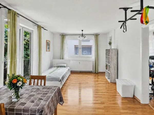 Immobilie in Herrenberg - Attraktive 2,5-Zimmer-Wohnung mit zwei Balkonen, zwei Stellplätzen in Herrenberg - Bild 2