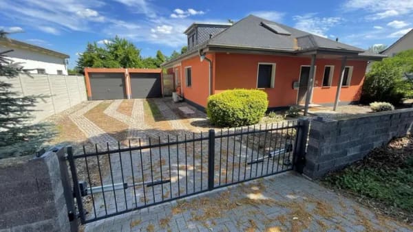 Immobilie in Nienburg (Saale) - einzugsbereiter Bungalow + Swimmingpool - Bild 0