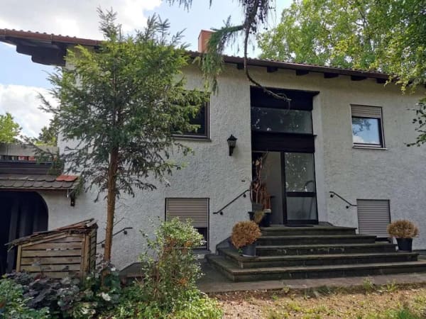 Immobilie in Altfraunhofen - Solides Einfamilienhaus in ruhiger Wohnlage mit parkähnlichem Grundstück - Bild 1