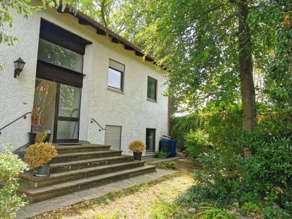 Immobilie in Altfraunhofen - Solides Einfamilienhaus in ruhiger Wohnlage mit parkähnlichem Grundstück - Bild 2