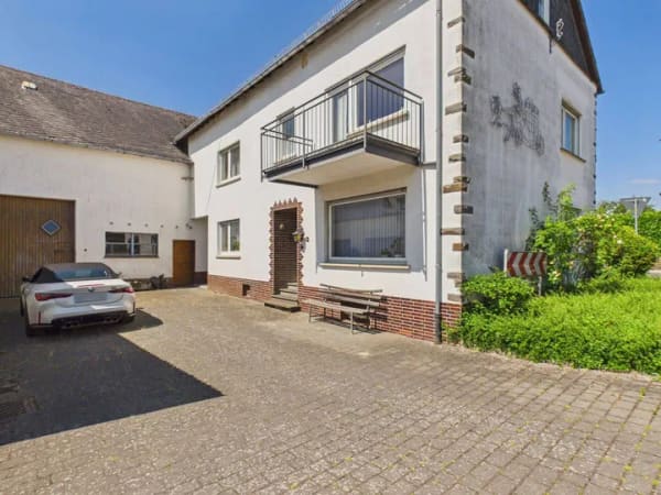 Immobilie in Lieg - Gelegenheit: Bauernhaus mit Scheune in Lieg zu verkaufen. - Bild 0