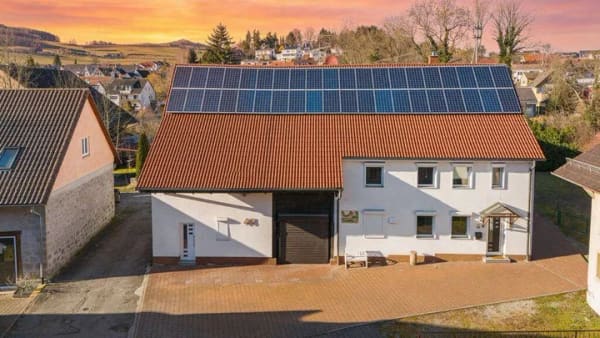 Immobilie in Hilzingen - Raumwunder mitten in Hilzingen! Romantisches Fachwerkhaus mit zwei Garagen - Bild 0