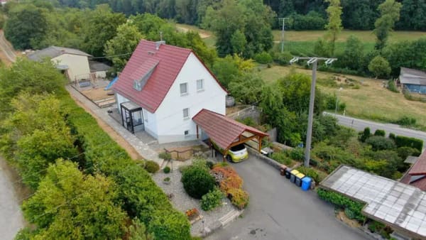 Immobilie in Aub - Modernes Einfamilienhaus mit separatem Nebengebäude in Aub - Wohnen & bis zu 14.600 € Mieteinnahmen jährlich möglich! - Bild 1