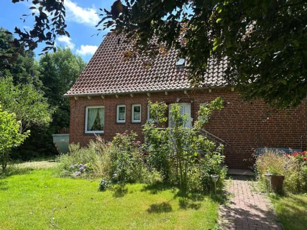 Immobilie in Drochtersen - Teilsaniertes Familienwohnhaus auf großem Grundstück  - Bild 1