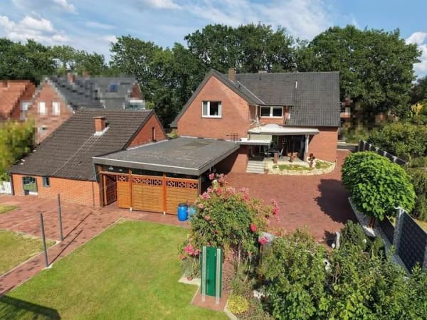 Immobilie in Geeste - Ein Zuhause mit Weitblick und Platz für Generationen-
Einfamilienhaus mit Einliegerwohnung in Geeste - Bild 1