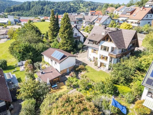 Immobilie in Elzach - Ein Zuhause für Generationen - großzügiges Zweifamilienhaus mit vielfältigen Möglichkeiten
  - Bild 0