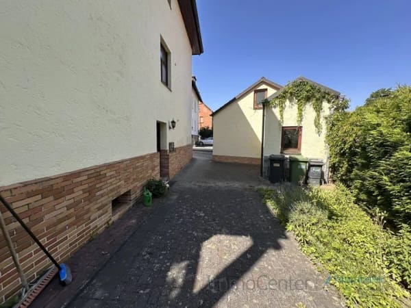 Immobilie in Amberg - Solides Mehrfamilienhaus mit 4 Wohneinheiten - vielseitige Kapitalanlage oder Mehrgenerationenhaus - Bild 3