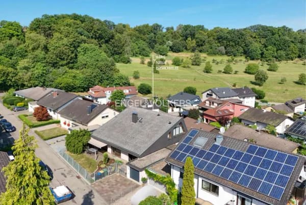 Immobilie in Königsbach-Stein - Viel Platz. Viele Möglichkeiten. Entwicklungspotenzial in naturnaher Hanglage - Bild 0