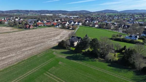 Immobilie in Hüllhorst - Großes Landhaus mit vielen Extras in Alleinlage auf einem ca. 2.700 m² Grundstück... - Bild 0