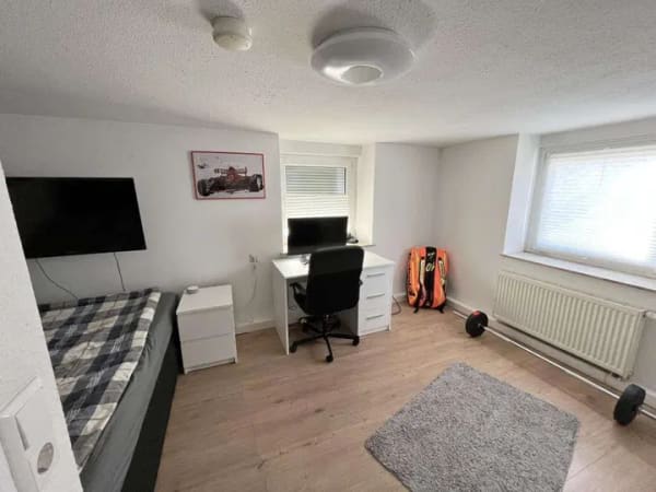 Immobilie in Schwenningen - Einfamilienhaus mit Garten und Garage in Schwenningen/Heuberg - Bild 2