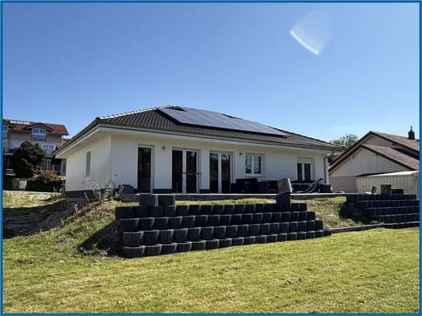 Immobilie in Wittibreut - Alles auf einer Ebene - ländlich gelegener, moderner Bungalow mit großzügigem Grundstück - Bild 1