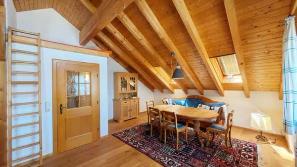 Immobilie in Weiler-Simmerberg - Große, rustikal ausgebaute 5-Zimmer-Traumwohnung im Dachgeschoss mit Balkon, Garage u. Gartennutzung - Bild 0