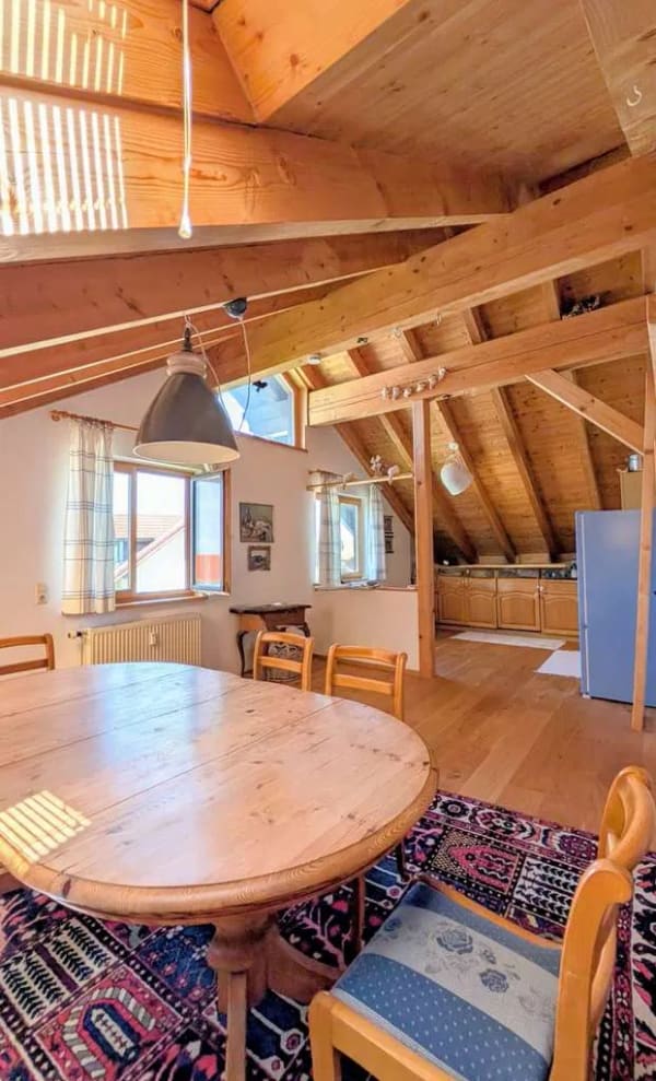 Immobilie in Weiler-Simmerberg - Große, rustikal ausgebaute 5-Zimmer-Traumwohnung im Dachgeschoss mit Balkon, Garage u. Gartennutzung - Bild 1