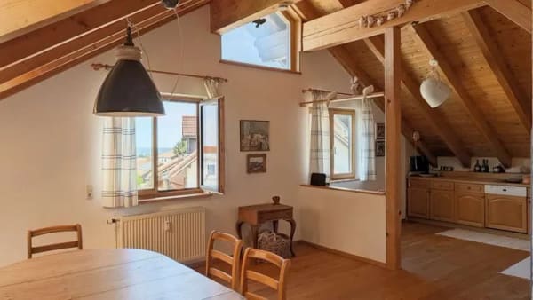 Immobilie in Weiler-Simmerberg - Große, rustikal ausgebaute 5-Zimmer-Traumwohnung im Dachgeschoss mit Balkon, Garage u. Gartennutzung - Bild 2