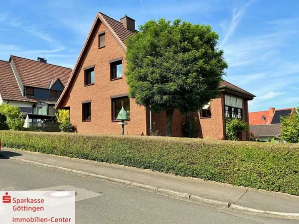 Immobilie in Adelebsen - Gepflegtes Zweifamilienhaus mit großzügigem Raumangebot auf attraktivem Eckgrundstück in Adelebsen - Bild 0