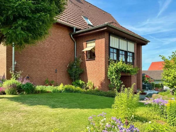 Immobilie in Adelebsen - Gepflegtes Zweifamilienhaus mit großzügigem Raumangebot auf attraktivem Eckgrundstück in Adelebsen - Bild 3