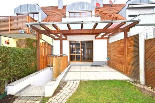 Immobilie in Mickhausen - Schönes Reihenmittelhaus - Garage, Garten, Terrasse, Balkon, Kaminofenanschluss und tollem Zuschnitt - Bild 0