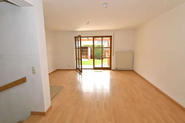 Immobilie in Mickhausen - Schönes Reihenmittelhaus - Garage, Garten, Terrasse, Balkon, Kaminofenanschluss und tollem Zuschnitt - Bild 1