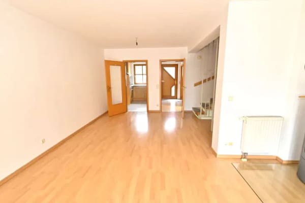 Immobilie in Mickhausen - Schönes Reihenmittelhaus - Garage, Garten, Terrasse, Balkon, Kaminofenanschluss und tollem Zuschnitt - Bild 2