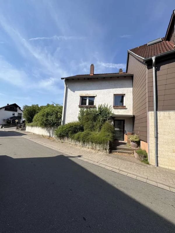 Immobilie in Schallodenbach - Schallodenbach - Renovierungsbedürftiges Einfamilienhaus mit Garage
 - Bild 0