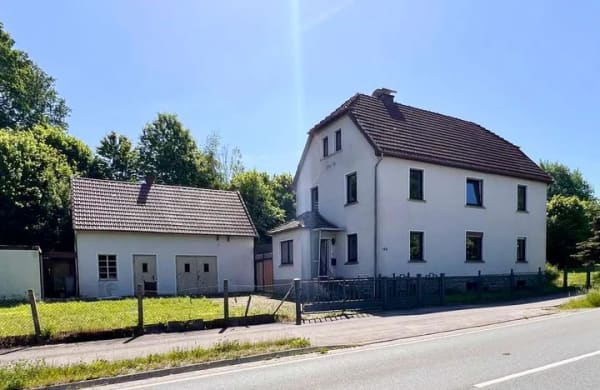 Immobilie in Leopoldshöhe - Solides Ein- bis Zweifamilienhaus mit Entwicklungspotenzial auf großem Grundstück - Bild 0