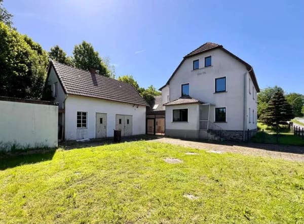 Immobilie in Leopoldshöhe - Solides Ein- bis Zweifamilienhaus mit Entwicklungspotenzial auf großem Grundstück - Bild 1