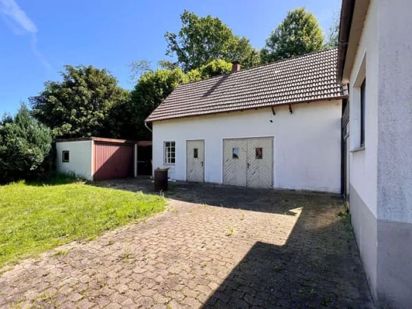 Immobilie in Leopoldshöhe - Solides Ein- bis Zweifamilienhaus mit Entwicklungspotenzial auf großem Grundstück - Bild 2