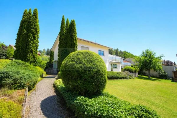 Immobilie in Donaueschingen - Sonnige Aussichtslage über die Baar: Gepflegtes Zweifamilienhaus mit ansprechendem Garten und 2 Gara - Bild 0