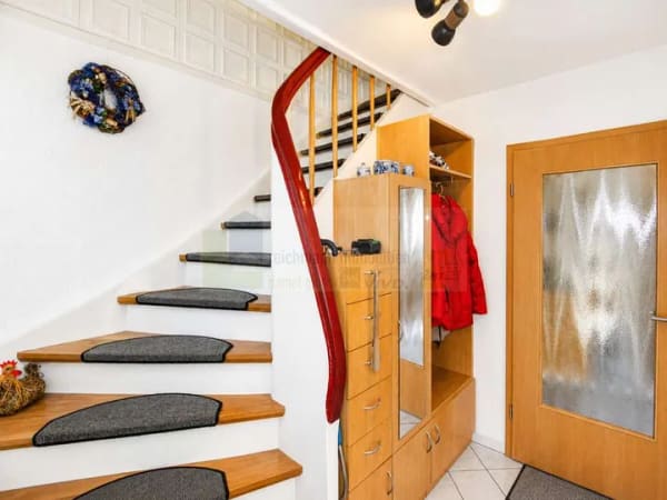 Immobilie in Donaueschingen - Sonnige Aussichtslage über die Baar: Gepflegtes Zweifamilienhaus mit ansprechendem Garten und 2 Gara - Bild 3