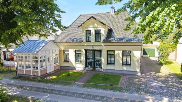 Immobilie in Wustrow - Modernisiertes Kapitänshaus in strandnaher Lage - Bild 0