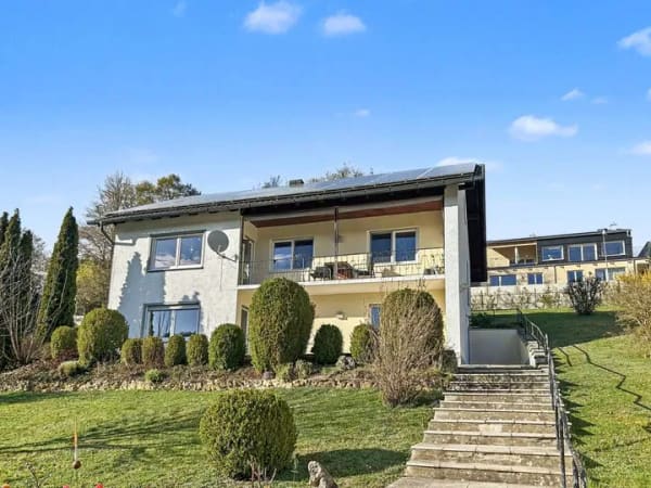 Immobilie in Altmannstein - Gepflegtes Haus in Schamhaupten mit Panoramablick, zwei Wohnebenen und PV-Anlage - Bild 0