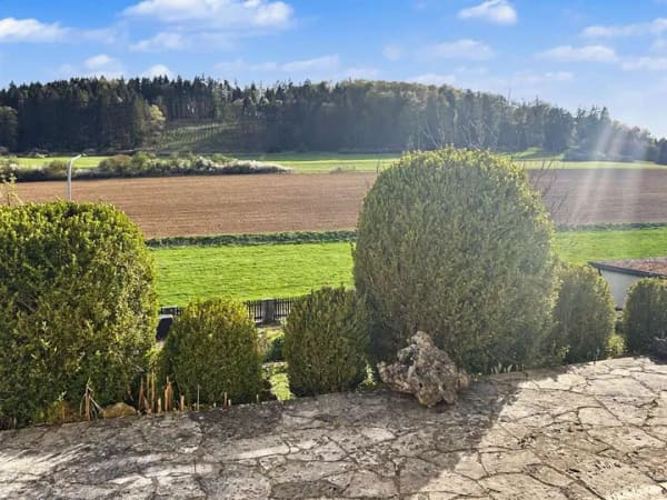 Immobilie in Altmannstein - Gepflegtes Haus in Schamhaupten mit Panoramablick, zwei Wohnebenen und PV-Anlage - Bild 1