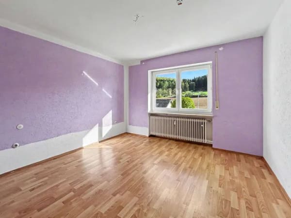 Immobilie in Altmannstein - Gepflegtes Haus in Schamhaupten mit Panoramablick, zwei Wohnebenen und PV-Anlage - Bild 3