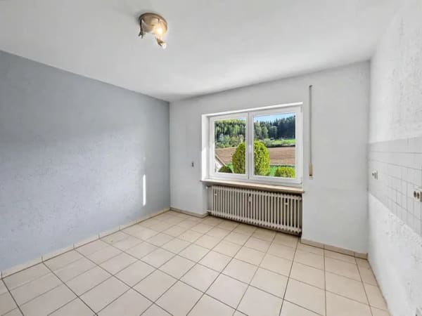 Immobilie in Altmannstein - Gepflegtes Haus in Schamhaupten mit Panoramablick, zwei Wohnebenen und PV-Anlage - Bild 4