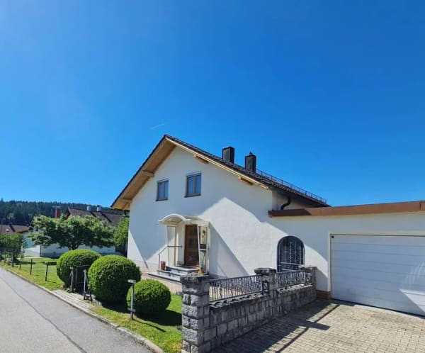 Immobilie in Sankt Oswald-Riedlhütte - Sonniger, bezahlbarer Familien(t)raum mit Garagen, Gartenhaus, Werkstatt, Küche und mega Garten. - Bild 0