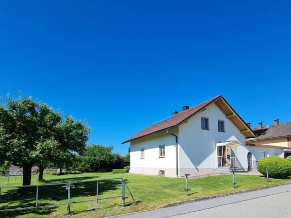 Immobilie in Sankt Oswald-Riedlhütte - Sonniger, bezahlbarer Familien(t)raum mit Garagen, Gartenhaus, Werkstatt, Küche und mega Garten. - Bild 1