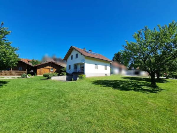 Immobilie in Sankt Oswald-Riedlhütte - Sonniger, bezahlbarer Familien(t)raum mit Garagen, Gartenhaus, Werkstatt, Küche und mega Garten. - Bild 3