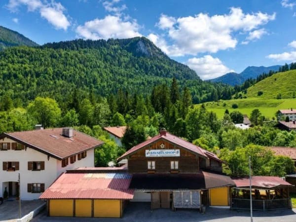 Immobilie in Schneizlreuth - Ein Haus für Anpacker: Wohn- und Geschäftshaus mit Bergblick und umfassendem Renovierungsbedarf - Bild 0