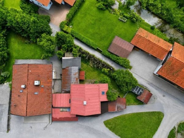 Immobilie in Schneizlreuth - Ein Haus für Anpacker: Wohn- und Geschäftshaus mit Bergblick und umfassendem Renovierungsbedarf - Bild 1