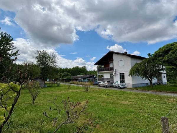 Immobilie in Osterhofen - 2-Familienhaus mit PV-Anlage in verkehrsgünstiger Alleinlage ! - Bild 2