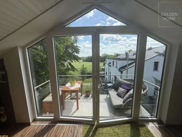 Immobilie in Markt Schwaben - Schöne helle Dachgeschosswohnung mit Panorama Fenster & Panorama Balkon mit Blick ins Grüne - Bild 1