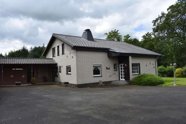 Immobilie in Bilshausen - Hofstelle: Wohnhaus u. massive Stallungen auf 1,3ha Grundstück - Bild 0