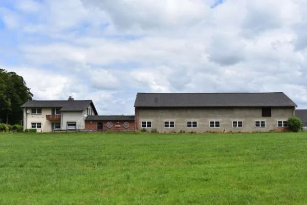 Immobilie in Bilshausen - Hofstelle: Wohnhaus u. massive Stallungen auf 1,3ha Grundstück - Bild 2