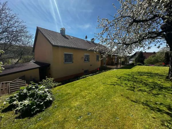 Immobilie in Berg b.Neumarkt i.d.OPf. - Modernisiertes Familienhaus mit traumhaften Garten, überdachter Terrasse und zwei Garagen - Bild 0
