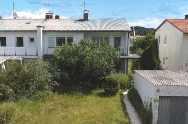 Immobilie in Grafing bei München - Sanierungsbedürftiges Reihendendhaus mit großem Garten und viel Potenzial - Bild 0