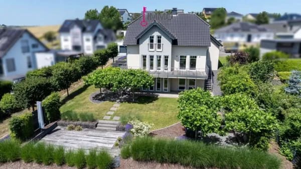 Immobilie in Ammeldingen bei Neuerburg - Modernes EFH mit Highlight-Garten und Panoramablick über Neuerburg - Bild 0