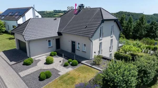 Immobilie in Ammeldingen bei Neuerburg - Modernes EFH mit Highlight-Garten und Panoramablick über Neuerburg - Bild 1