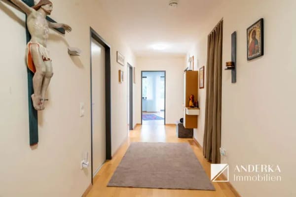 Immobilie in Günzburg - Großzügige 4-Zimmer-Wohnung mit zwei Balkonen und Garage in zentraler Lage! - Bild 2