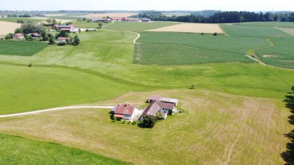 Immobilie in Wurmannsquick - Alleinlage mit Zukunft –Hofstelle auf großzügigem Grundstück inklusive genehmigtem Neubauprojekt - Bild 1